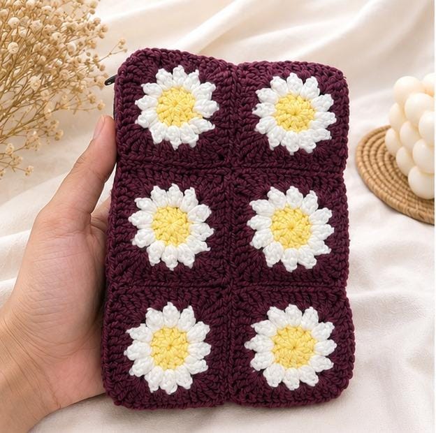 Crochet Daisy Pouch